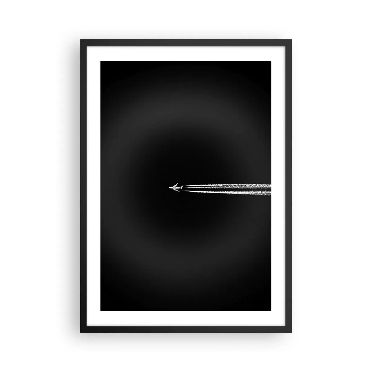 Affiche dans un cadre noir - Poster - Un avion volant sur un fond noir, laissant derrière lui des traînées de condensation. - 50x70cm - Dans une autre dimension - Décoration murale moderne pour le salon et la chambre ARTTOR