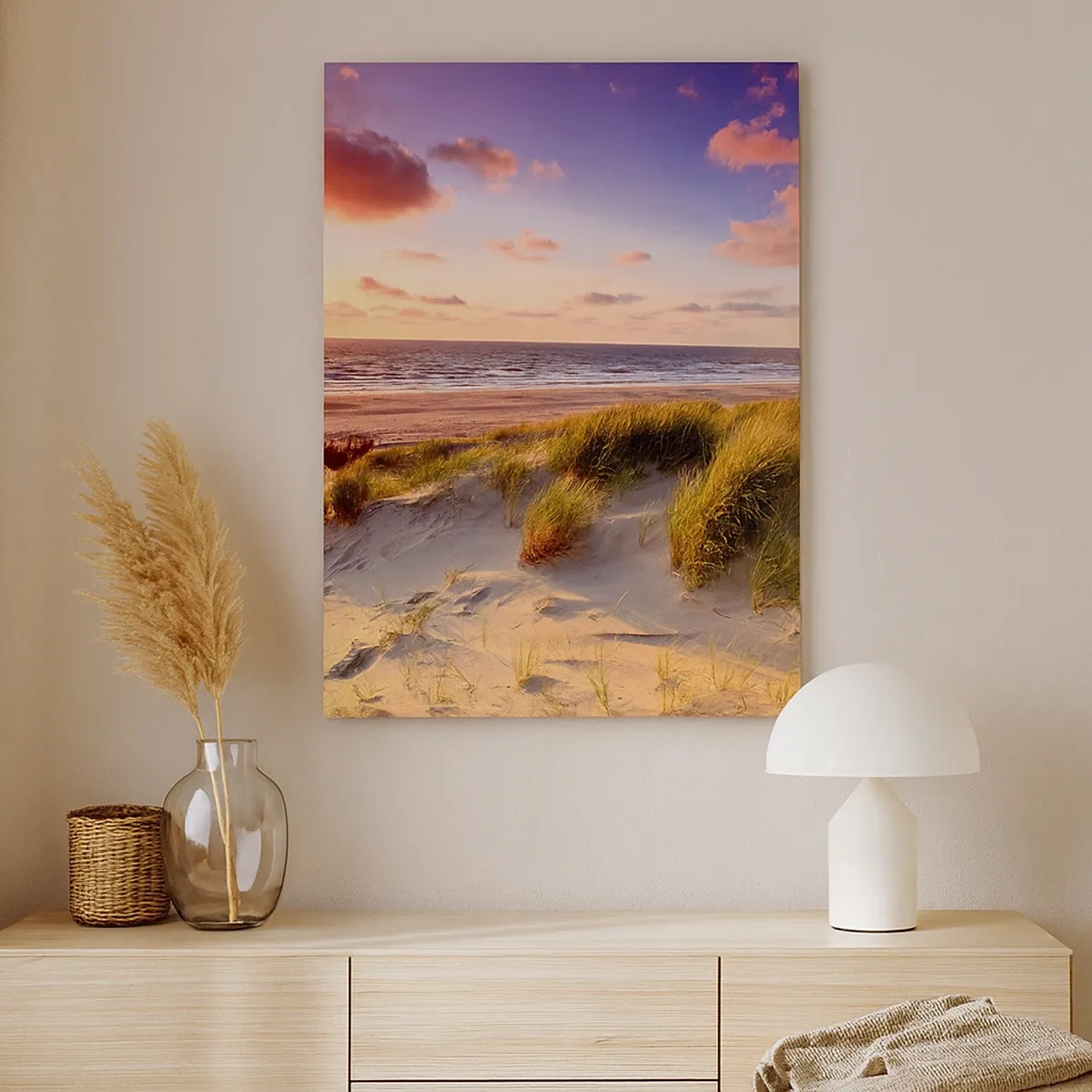 Impression sur toile - Image sur toile - Une plage herbeuse et un coucher de soleil sur une mer calme - 50x70cm - L'air sent déjà l'été - Décoration murale moderne pour le salon et la chambre ARTTOR