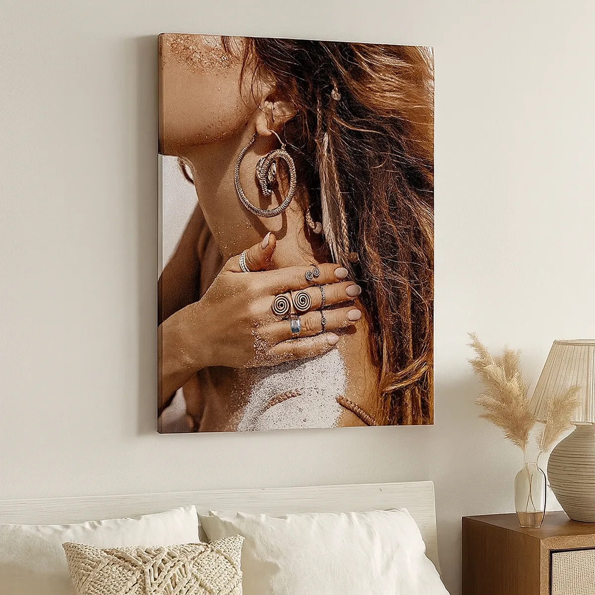Impression sur toile - Image sur toile - Femme élégante avec des bijoux sur un fond de sable clair - 50x70cm - Reine des plages sauvages - Décoration murale moderne pour le salon et la chambre ARTTOR