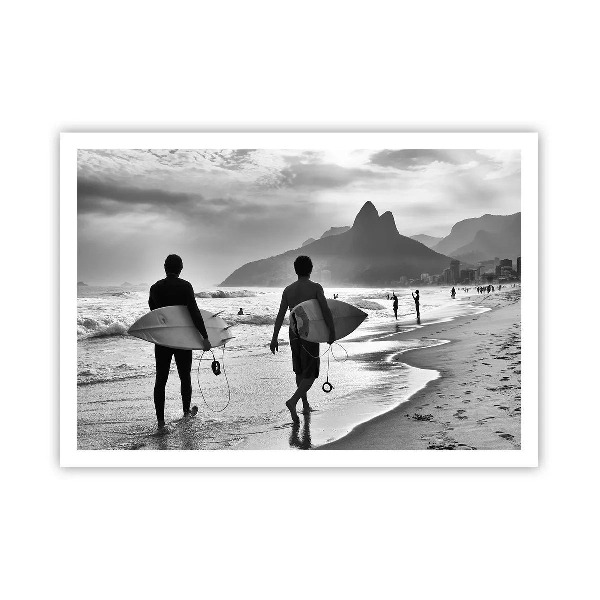 Affiche - Poster - Deux surfeurs marchant sur la plage avec leurs planches en noir et blanc. - 100x70cm - Samba sur une vague - Décoration murale moderne pour le salon et la chambre ARTTOR
