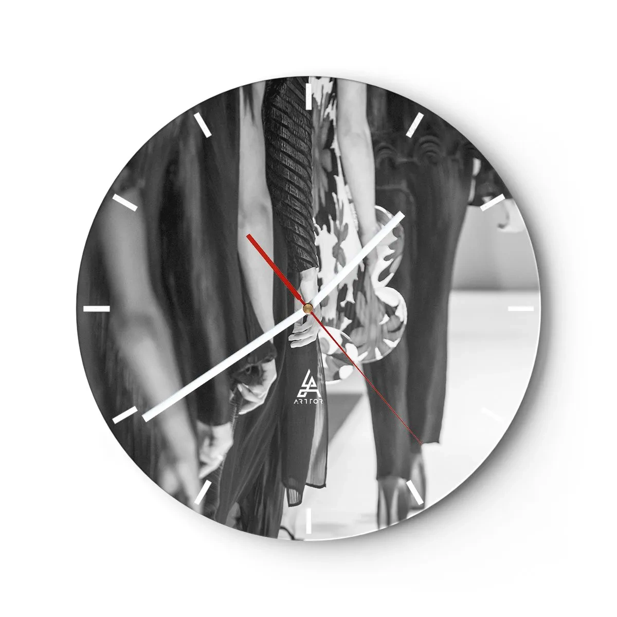 Horloge murale - Pendule murale - Silhouettes noires et blanches de mannequins en tenues élégantes - 30x30cm - Un défilé stylé - Décoration murale moderne pour le salon, la cuisine et la chambre ARTTOR
