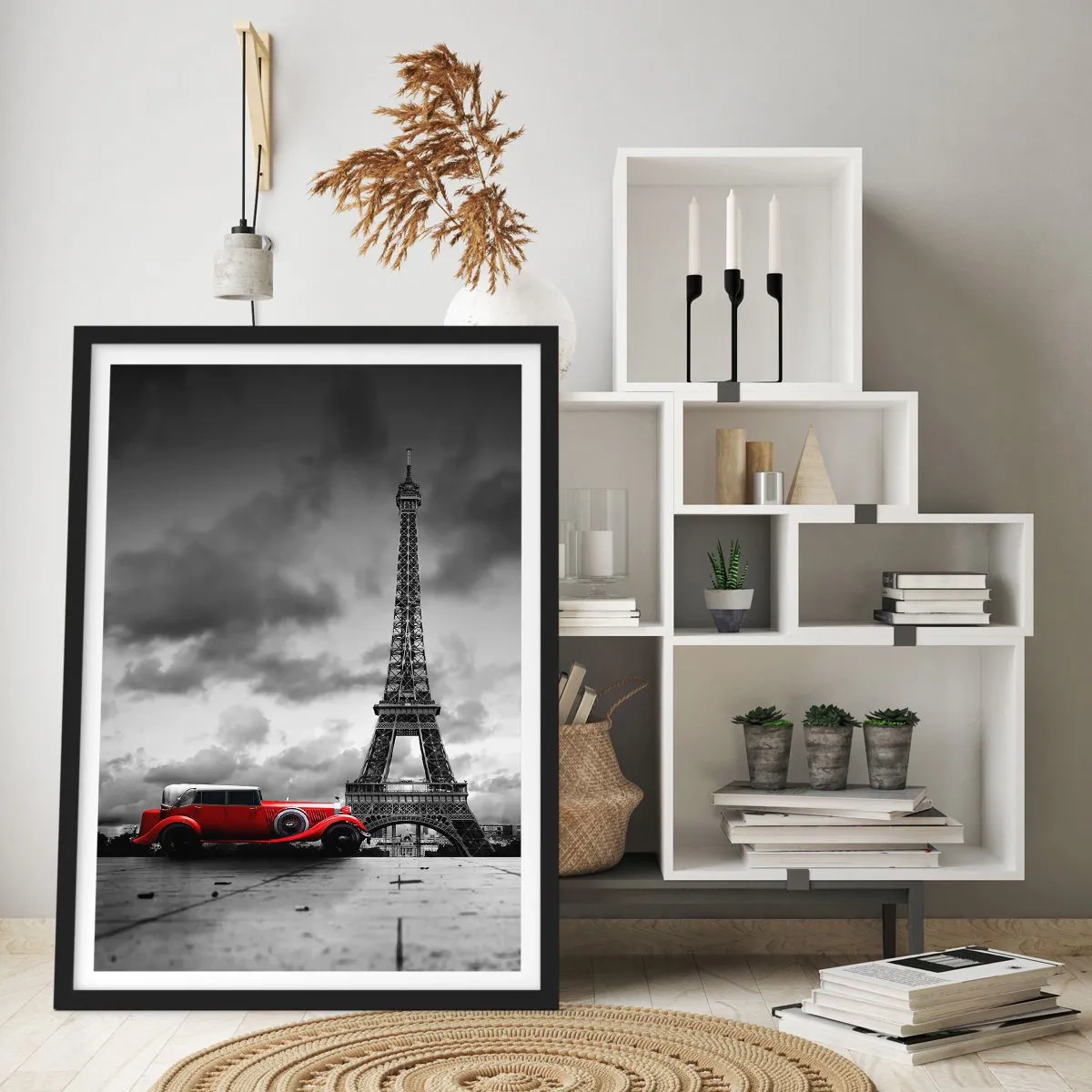 Affiche dans un cadre noir - Poster - Une voiture rouge devant la Tour Eiffel en noir et blanc - 50x70cm - Il n'y a pas si longtemps à Paris - Décoration murale moderne pour le salon et la chambre ARTTOR