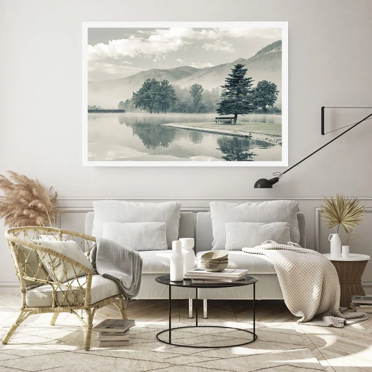 Affiche - Poster - Un lac pittoresque avec un banc et du brouillard en arrière-plan - 100x70cm - Le lac dort encore - Décoration murale moderne pour le salon et la chambre ARTTOR