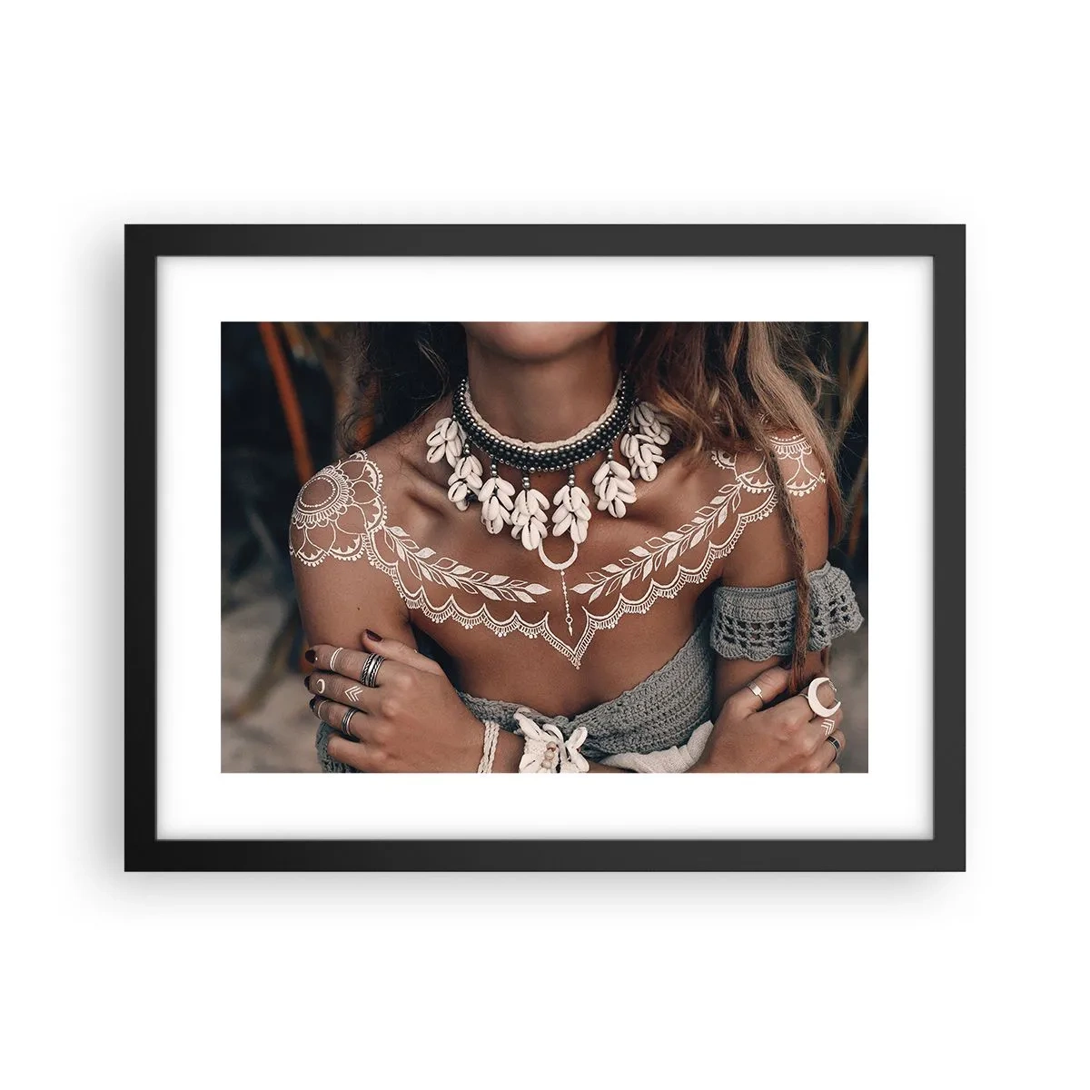 Affiche dans un cadre noir - Poster - Talismans, rituels de la féminité - 40x30 cm