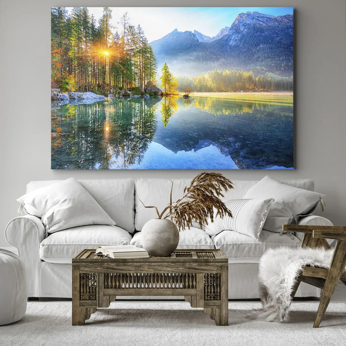 Impression sur toile - Image sur toile - Un lac entouré de montagnes et de forêts sous les rayons du soleil - 70x50cm - Majesté et douceur - Décoration murale moderne pour le salon et la chambre ARTTOR