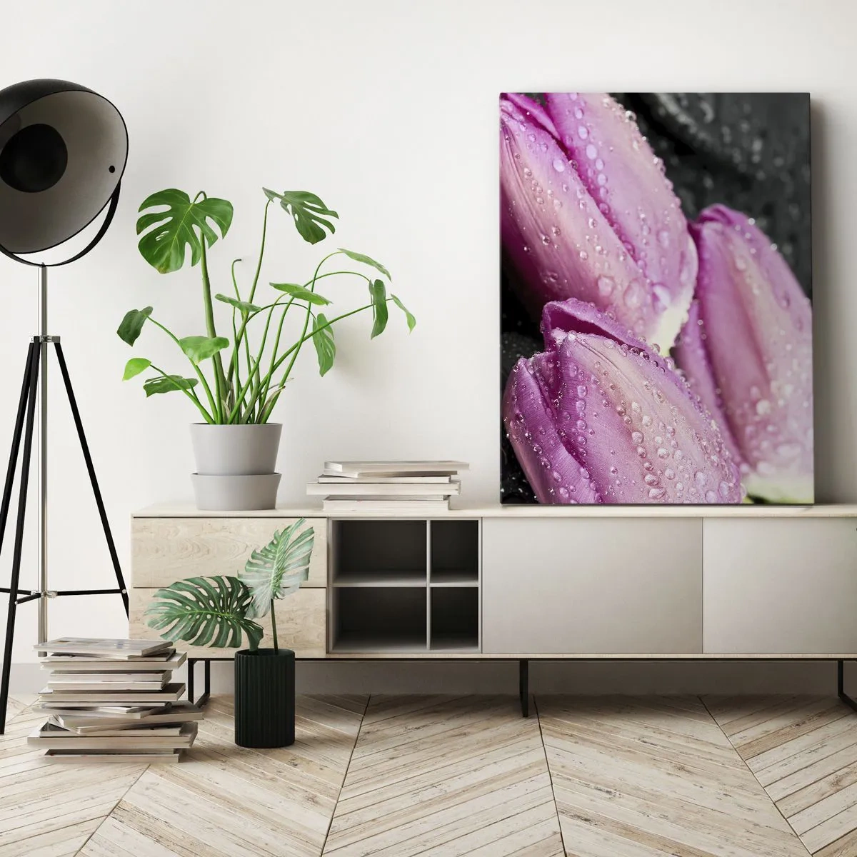 Impression sur toile - Image sur toile - Trois tulipes roses avec des gouttes d'eau sur fond noir - 50x70cm - Lilas trois sur une pierre noire - Décoration murale moderne pour le salon et la chambre ARTTOR