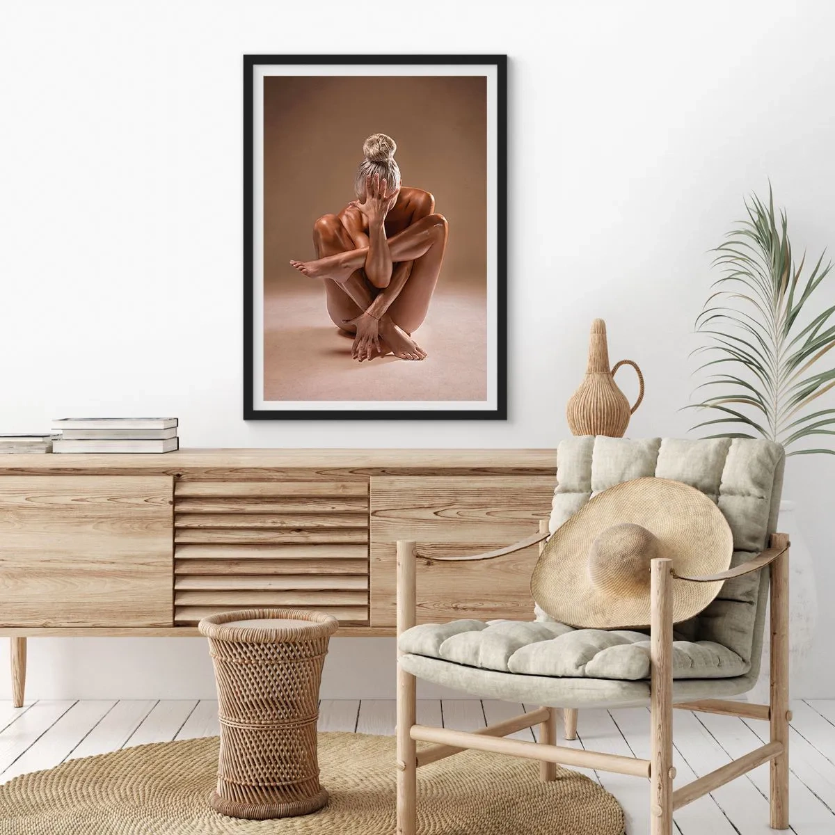 Affiche dans un cadre noir - Poster - Prise de vue artistique d'une femme dans une pose sensuelle sur fond beige - 50x70cm - Unité du corps et de l'âme - Décoration murale moderne pour le salon et la chambre ARTTOR