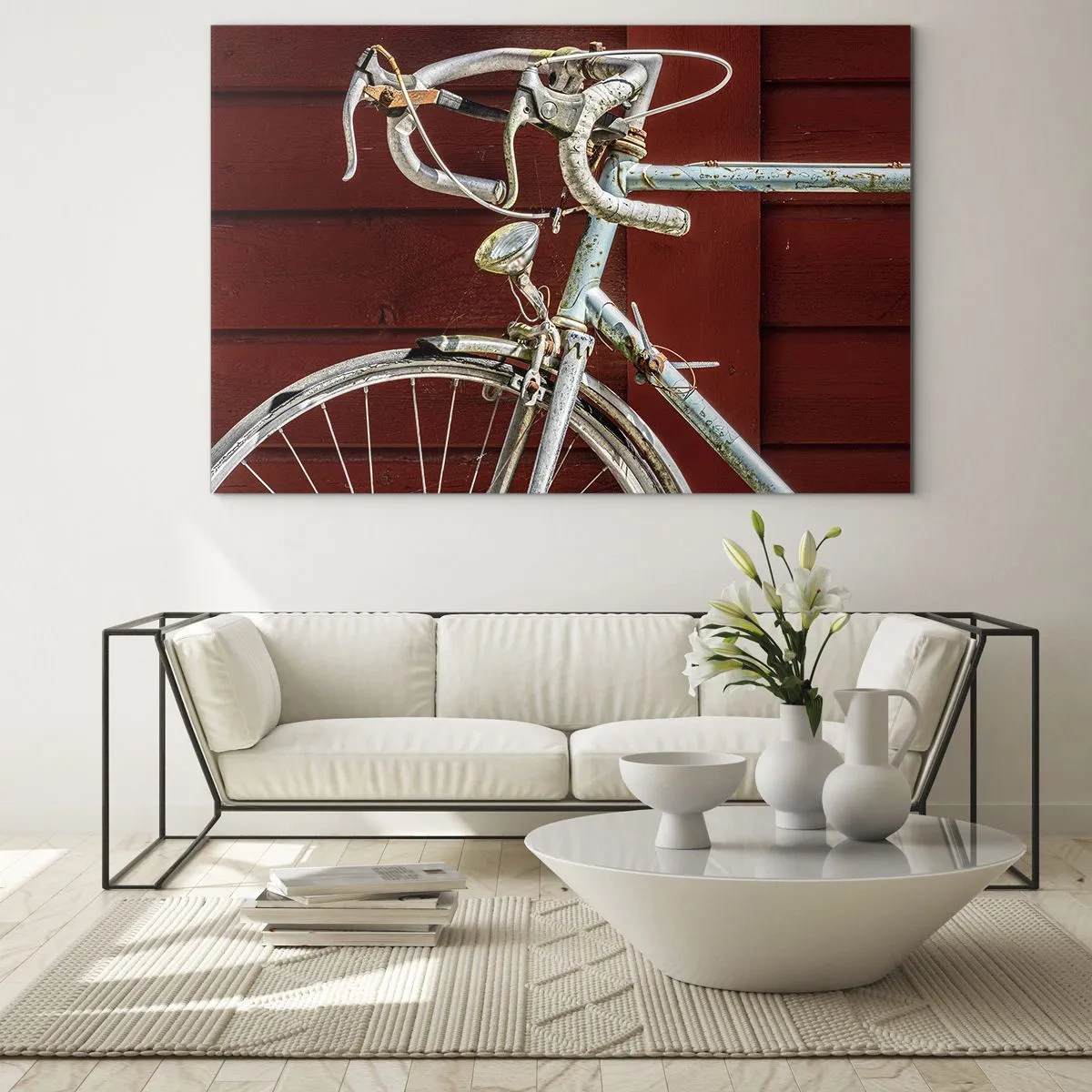 Impression sur verre - Image sur verre - Un vieux vélo de route des années 1970 contre un mur en bois rouge - 120x80cm - Construit pour la victoire - Décoration murale moderne pour le salon et la chambre ARTTOR