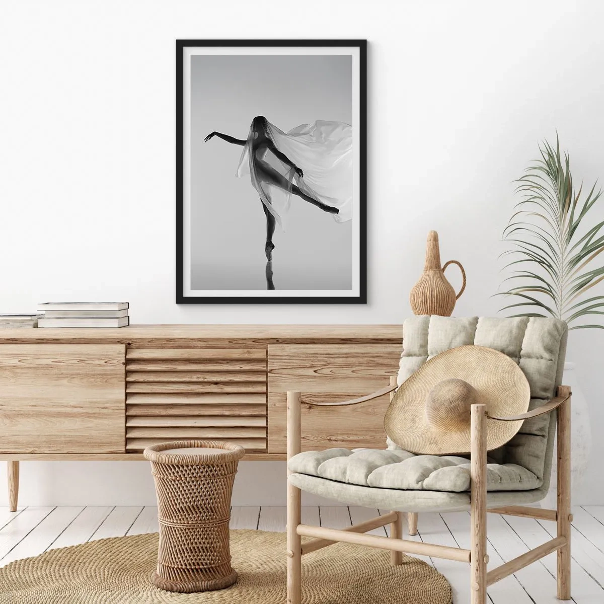 Affiche dans un cadre noir - Poster - Une danseuse au voile aérien dans une composition en noir et blanc - 50x70cm - Légèreté et grâce - Décoration murale moderne pour le salon et la chambre ARTTOR