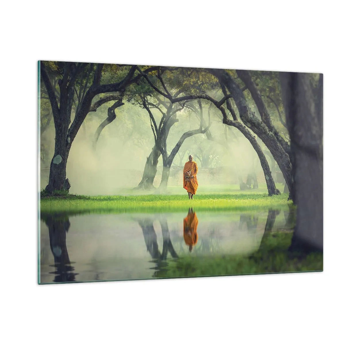 Impression sur verre - Image sur verre - Un moine en robe orange marche parmi les arbres au bord de l'eau - 120x80cm - En route vers l'illumination - Décoration murale moderne pour le salon et la chambre ARTTOR