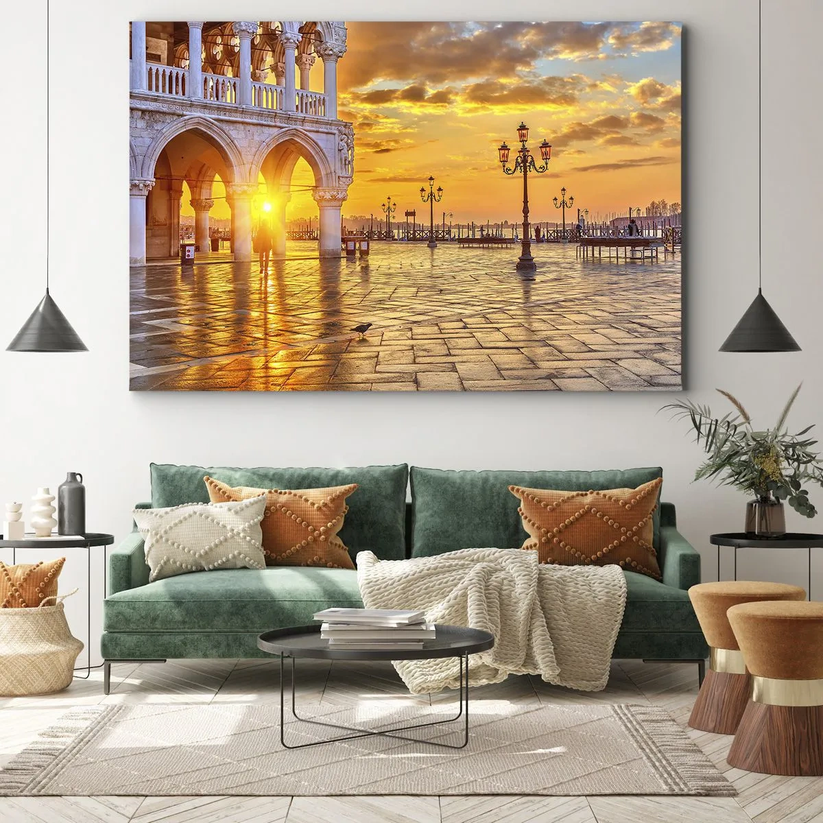 Impression sur toile - Image sur toile - Coucher de soleil doré sur la place de la ville avec des arcades et des lampes - 120x80cm - Où est tout le monde? - Décoration murale moderne pour le salon et la chambre ARTTOR