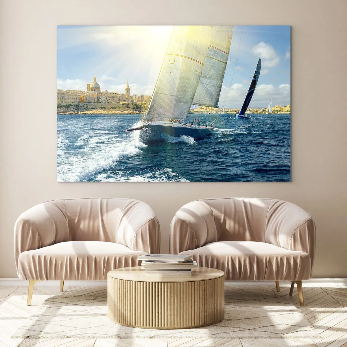 Impression sur verre - Image sur verre - Un yacht naviguant avec en toile de fond une ville par une journée ensoleillée - 70x50cm - Il est temps de quitter la ville - Décoration murale moderne pour le salon et la chambre ARTTOR
