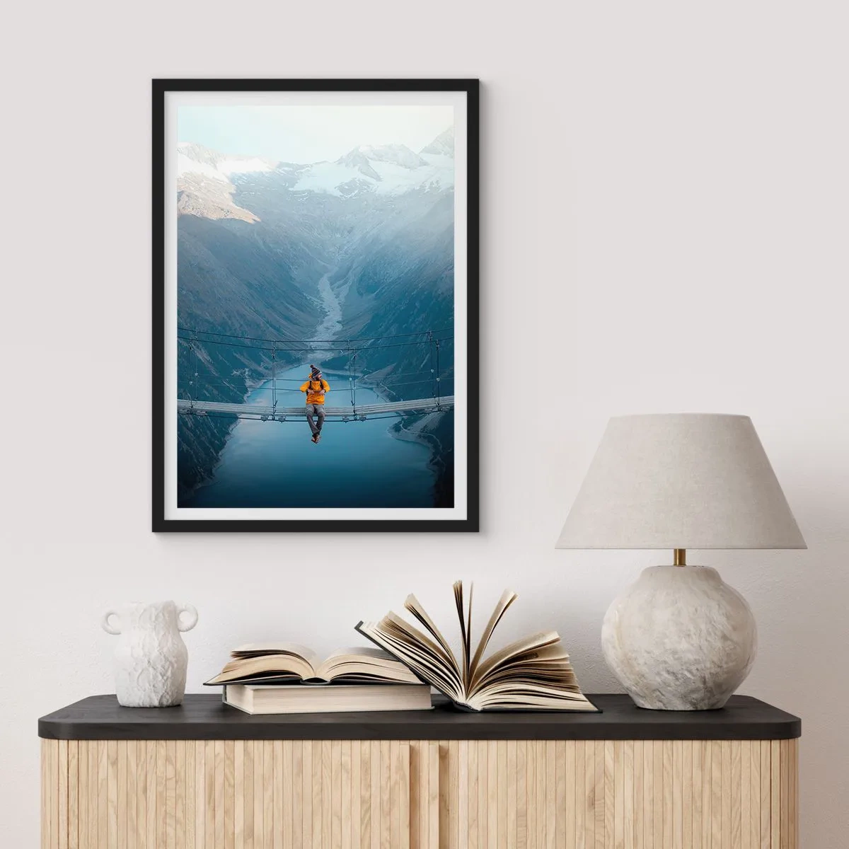 Affiche dans un cadre noir - Poster - Une personne portant une veste jaune assise sur un pont suspendu au-dessus d'une vallée - 50x70cm - Ravi de la suspension - Décoration murale moderne pour le salon et la chambre ARTTOR