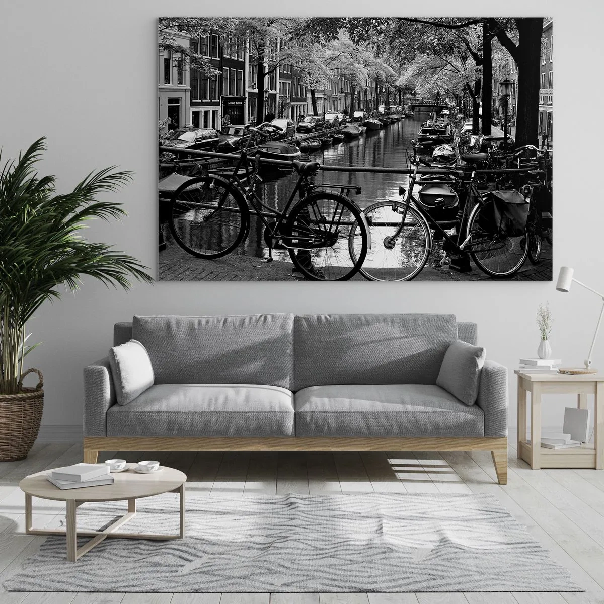 Impression sur verre - Image sur verre - Vue en noir et blanc d'un canal avec des vélos et des bateaux - 70x50cm - Une vue très hollandaise - Décoration murale moderne pour le salon et la chambre ARTTOR