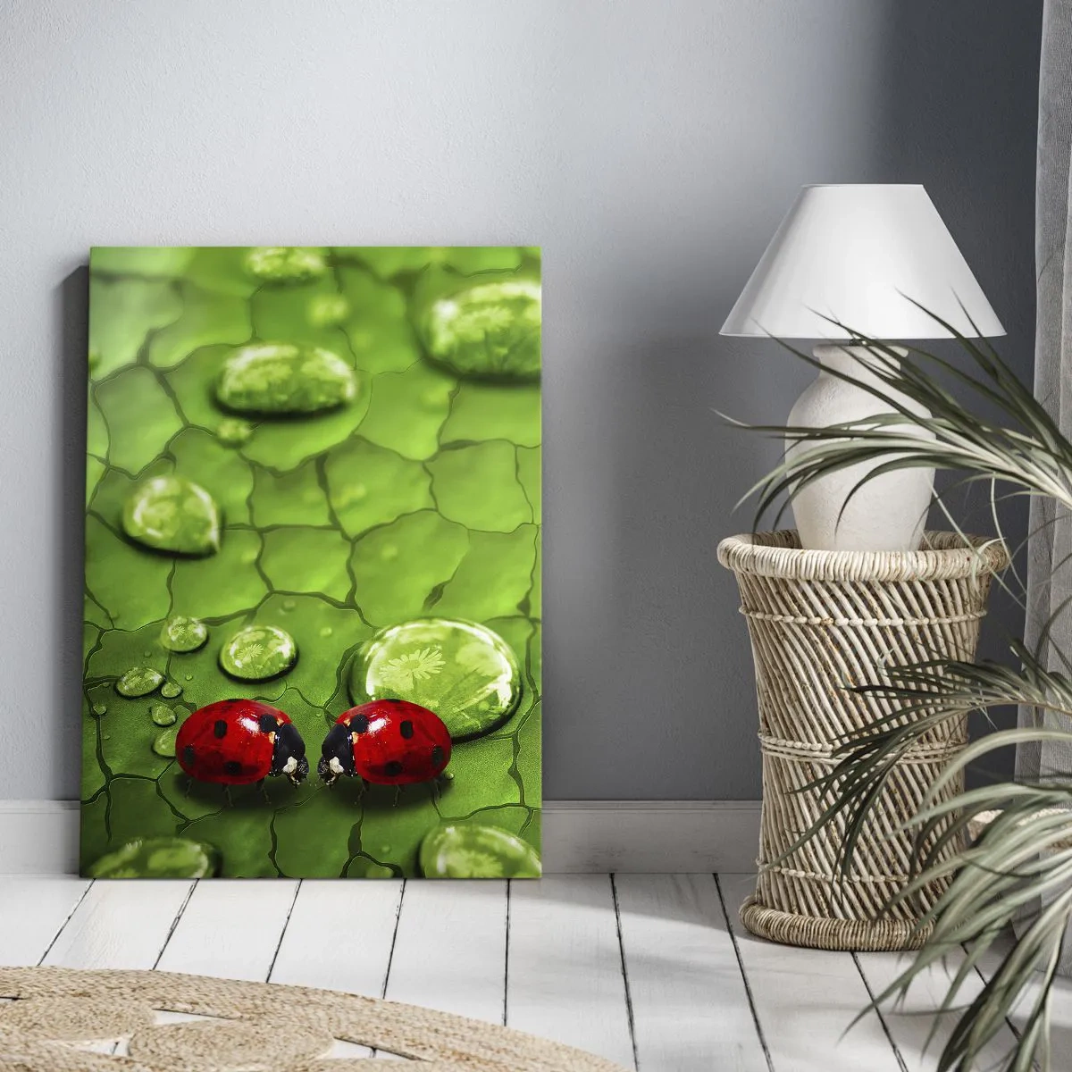 Impression sur toile - Image sur toile - Deux coccinelles sur une feuille avec des gouttes d'eau en macrophotographie - 80x120cm - Rendez-vous au vert - Décoration murale moderne pour le salon et la chambre ARTTOR