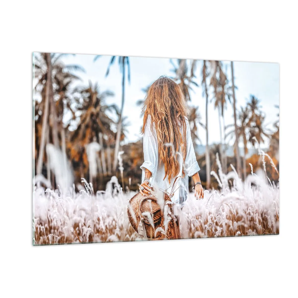 Impression sur verre - Image sur verre - Une femme dans l'herbe avec un chapeau à la main sur fond de palmiers - 120x80cm - Né de peluches d'herbe - Décoration murale moderne pour le salon et la chambre ARTTOR