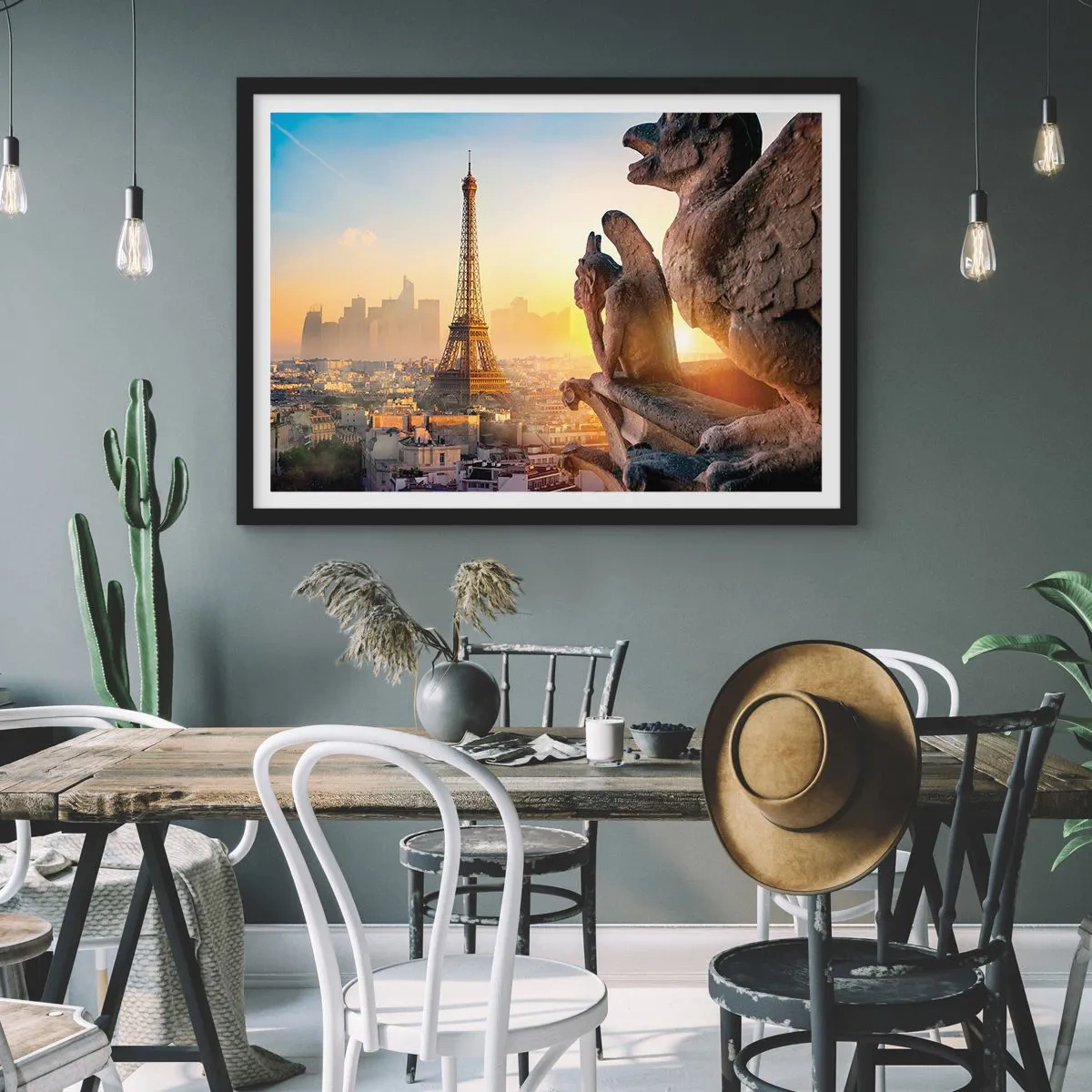 Affiche dans un cadre noir - Poster - Vue de la Tour Eiffel avec des gargouilles en arrière-plan - 100x70cm - Tellement de choses ont changés... - Décoration murale moderne pour le salon et la chambre ARTTOR