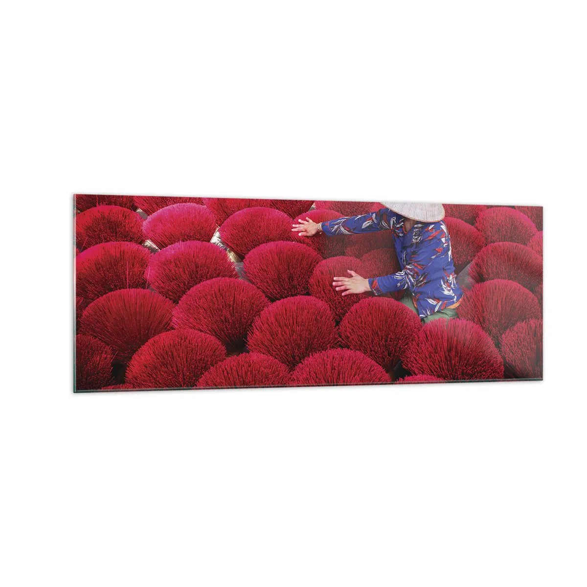 Impression sur verre - Image sur verre - Une femme portant un chapeau traditionnel parmi des bâtons d'encens rouges - 140x50cm - Dans un champ de riz - Décoration murale moderne pour le salon et la chambre ARTTOR