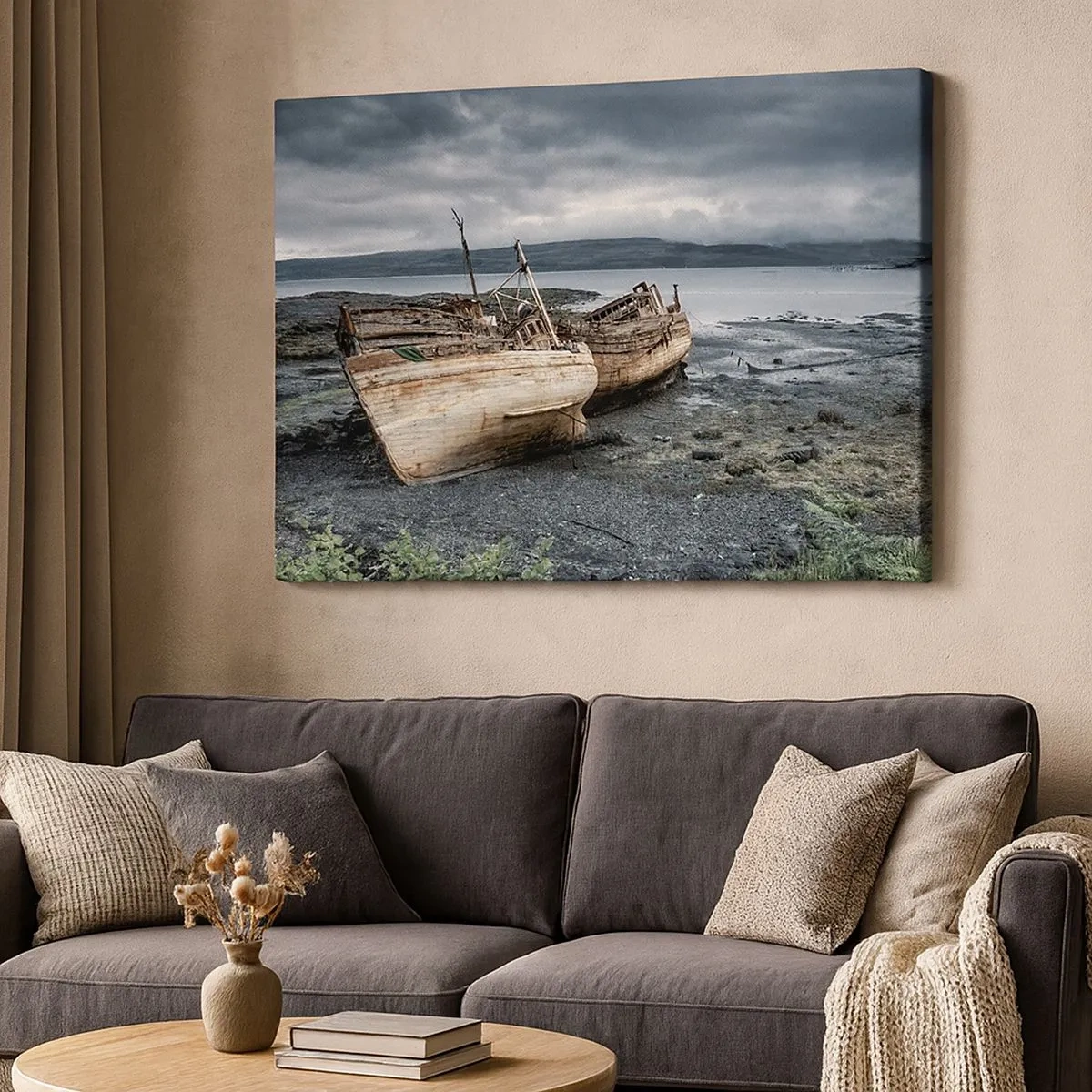 Impression sur toile - Image sur toile - Bateaux abandonnés sur le rivage dans une scène pluvieuse - 70x50cm - "En signe d'épreuves difficile" - Décoration murale moderne pour le salon et la chambre ARTTOR