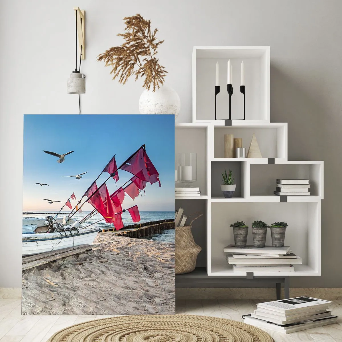 Impression sur verre - Image sur verre - Un bateau sur la plage à l'aube avec des mouettes et des drapeaux rouges - 80x120cm - Repos mérité - Décoration murale moderne pour le salon et la chambre ARTTOR