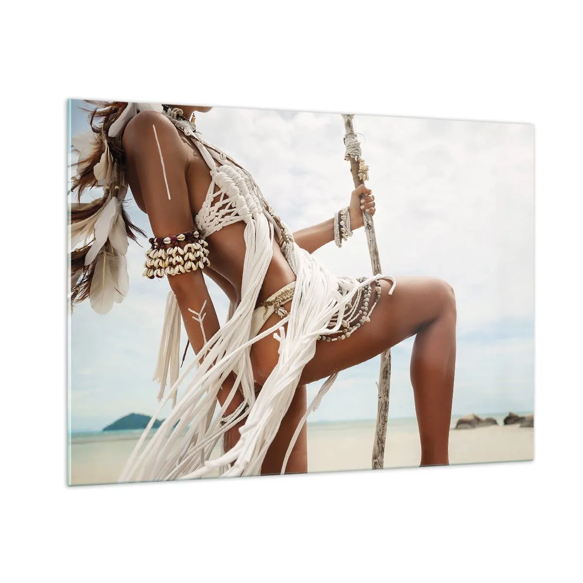 Impression sur verre - Image sur verre - Une femme en vêtements ethniques avec des coquillages et un bâton sur la plage. - 100x70cm - Prêtresse du soleil - Décoration murale moderne pour le salon et la chambre ARTTOR