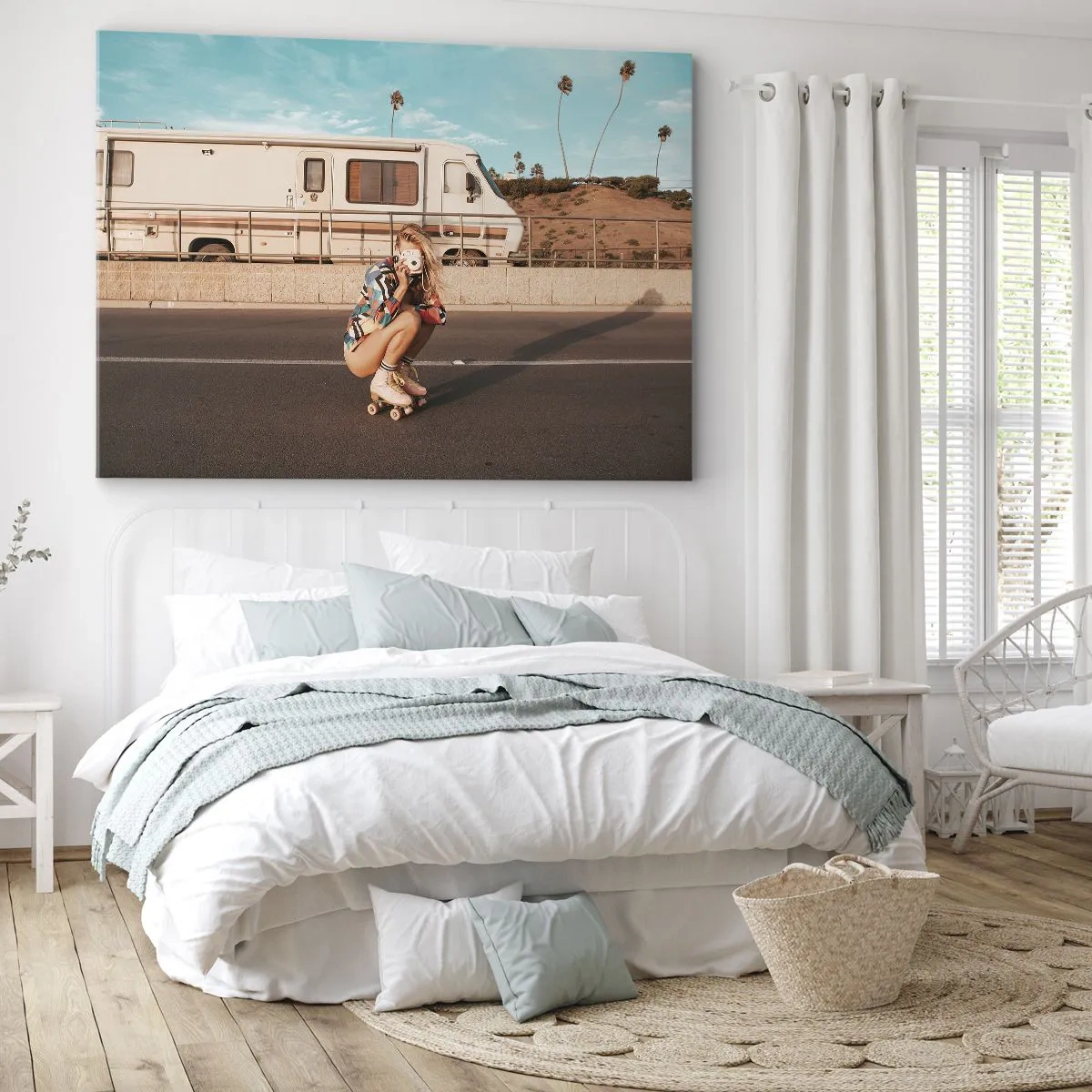 Impression sur toile - Image sur toile - Une fille sur des patins à roulettes prenant une photo par une journée ensoleillée. - 70x50cm - Souriez s'il-vous-plait! - Décoration murale moderne pour le salon et la chambre ARTTOR