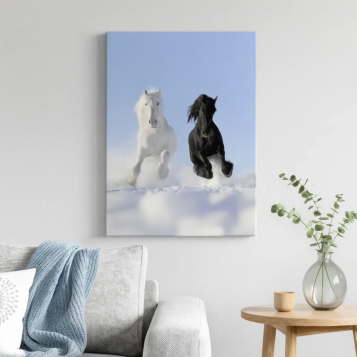 Impression sur toile - Image sur toile - Un cheval blanc et un cheval noir galopant dans la neige - 50x70cm - Galop noir et blanc - Décoration murale moderne pour le salon et la chambre ARTTOR