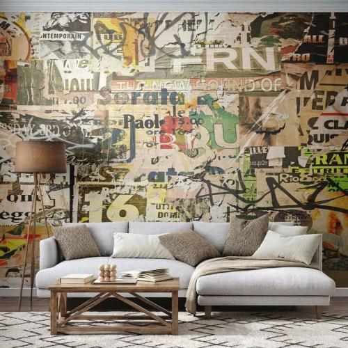 Papier Peint Photo Premium Sand - Un collage d'affiches endommagées et de graffitis. - 100x70cm - Oh, il se passe quelque chose... - Décoration murale moderne pour le salon et la chambre ARTTOR