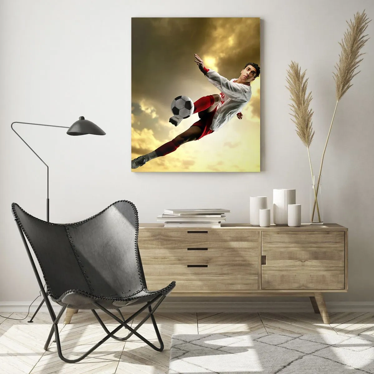 Impression sur verre - Image sur verre - Un joueur de football dans un saut dynamique frappant le ballon contre le ciel - 70x100cm - Le paradis du football - Décoration murale moderne pour le salon et la chambre ARTTOR