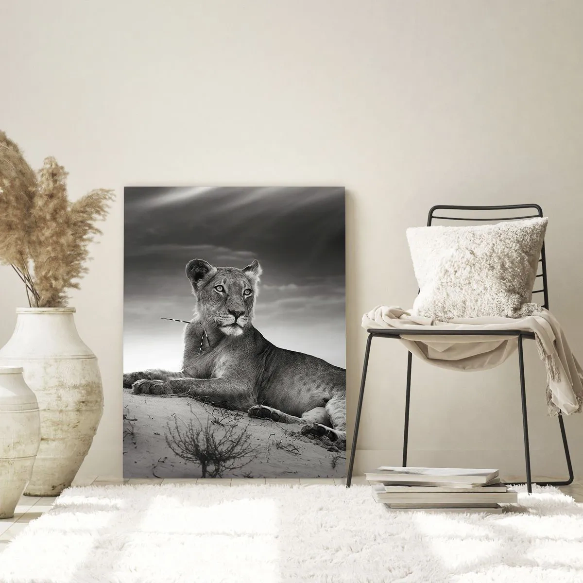 Impression sur verre - Image sur verre - Portrait noir et blanc d'une lionne dans la savane - 80x120cm - La reine du désert reste - Décoration murale moderne pour le salon et la chambre ARTTOR