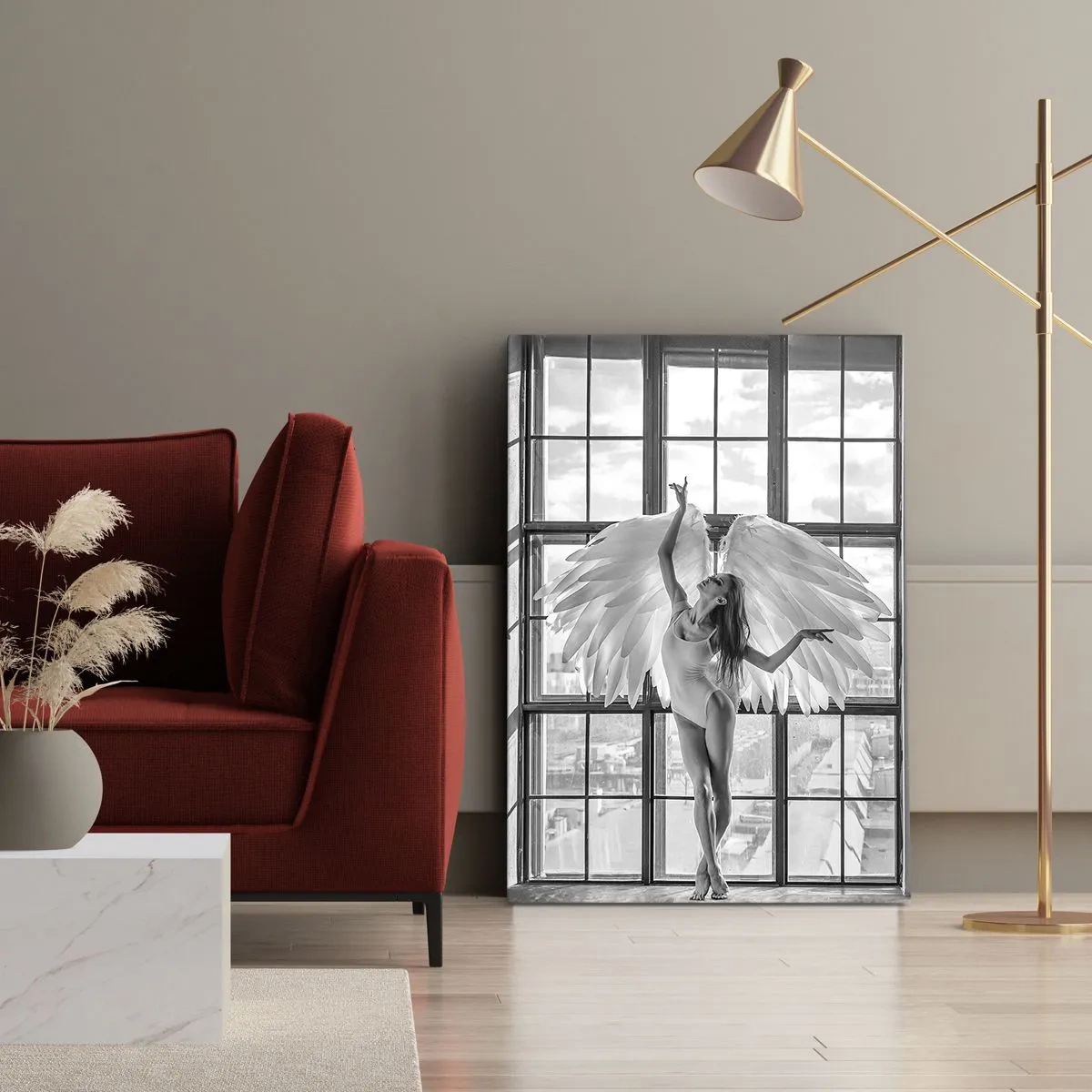 Impression sur toile - Image sur toile - Une femme avec des ailes d'ange sur fond de fenêtre de loft - 50x70cm - La ville des anges? - Décoration murale moderne pour le salon et la chambre ARTTOR