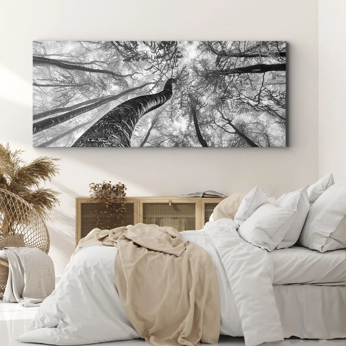 Impression sur toile - Image sur toile - Perspective d'arbres dans une forêt vue d'en bas en nuances de gris - 140x50cm - Course vers la lumière - Décoration murale moderne pour le salon et la chambre ARTTOR