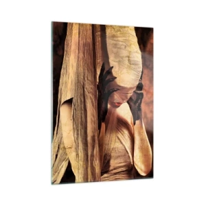 Impression sur verre - Image sur verre - Une femme mystérieuse entourée de tissus dorés - 50x70cm - Entre le bon et le mauvais - Décoration murale moderne pour le salon et la chambre ARTTOR