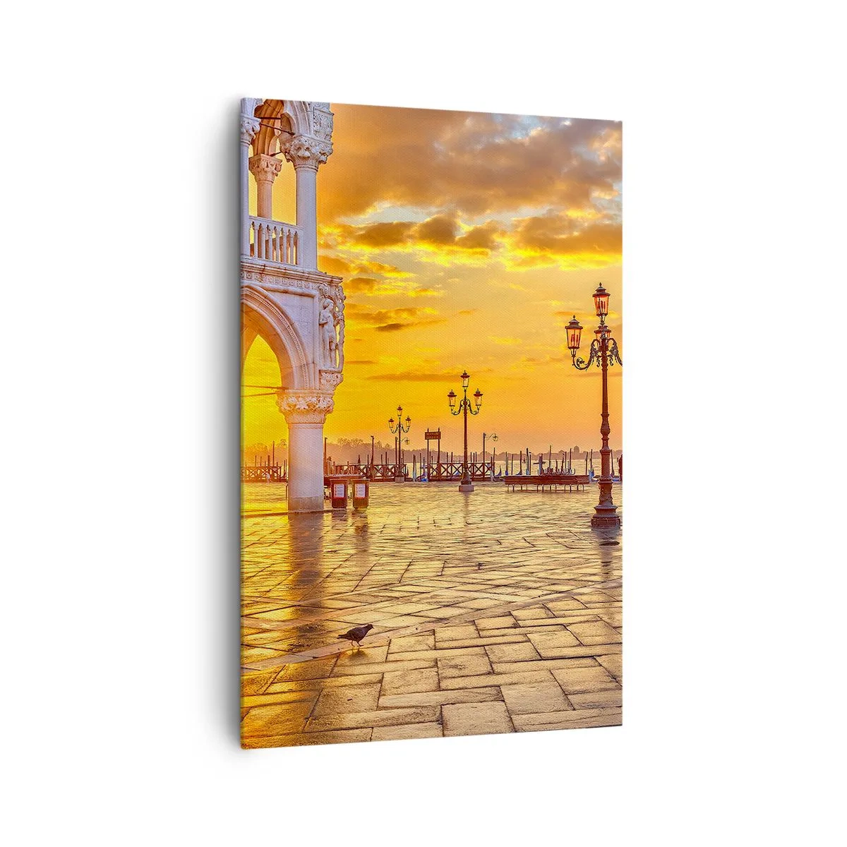 Impression sur toile - Image sur toile - Coucher de soleil doré sur la place de la ville avec des arcades et des lampes - 80x120cm - Où est tout le monde? - Décoration murale moderne pour le salon et la chambre ARTTOR