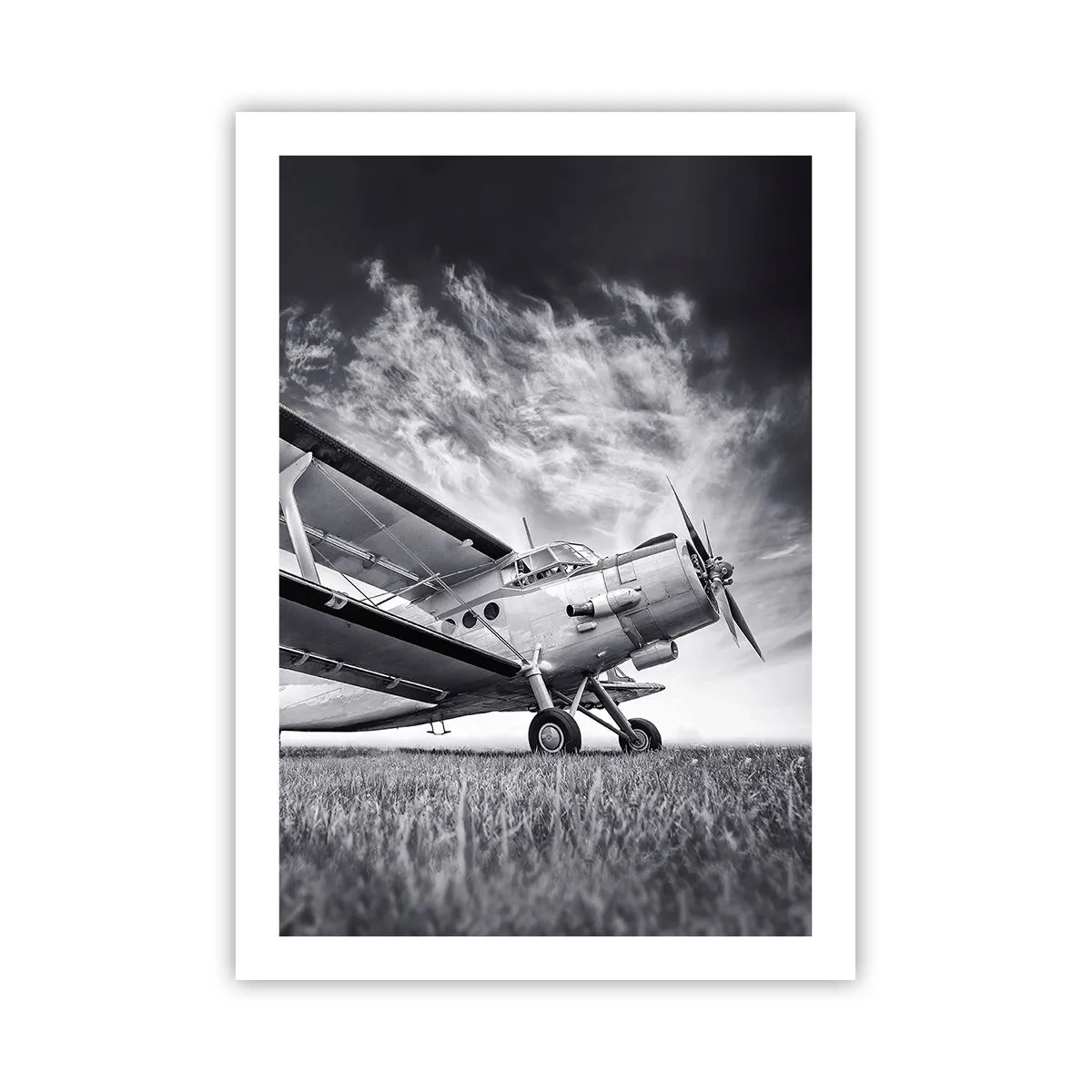 Affiche - Poster - Une image en noir et blanc d'un avion contre un ciel dynamique. - 50x70cm - Le pèlerin ailé - Décoration murale moderne pour le salon et la chambre ARTTOR