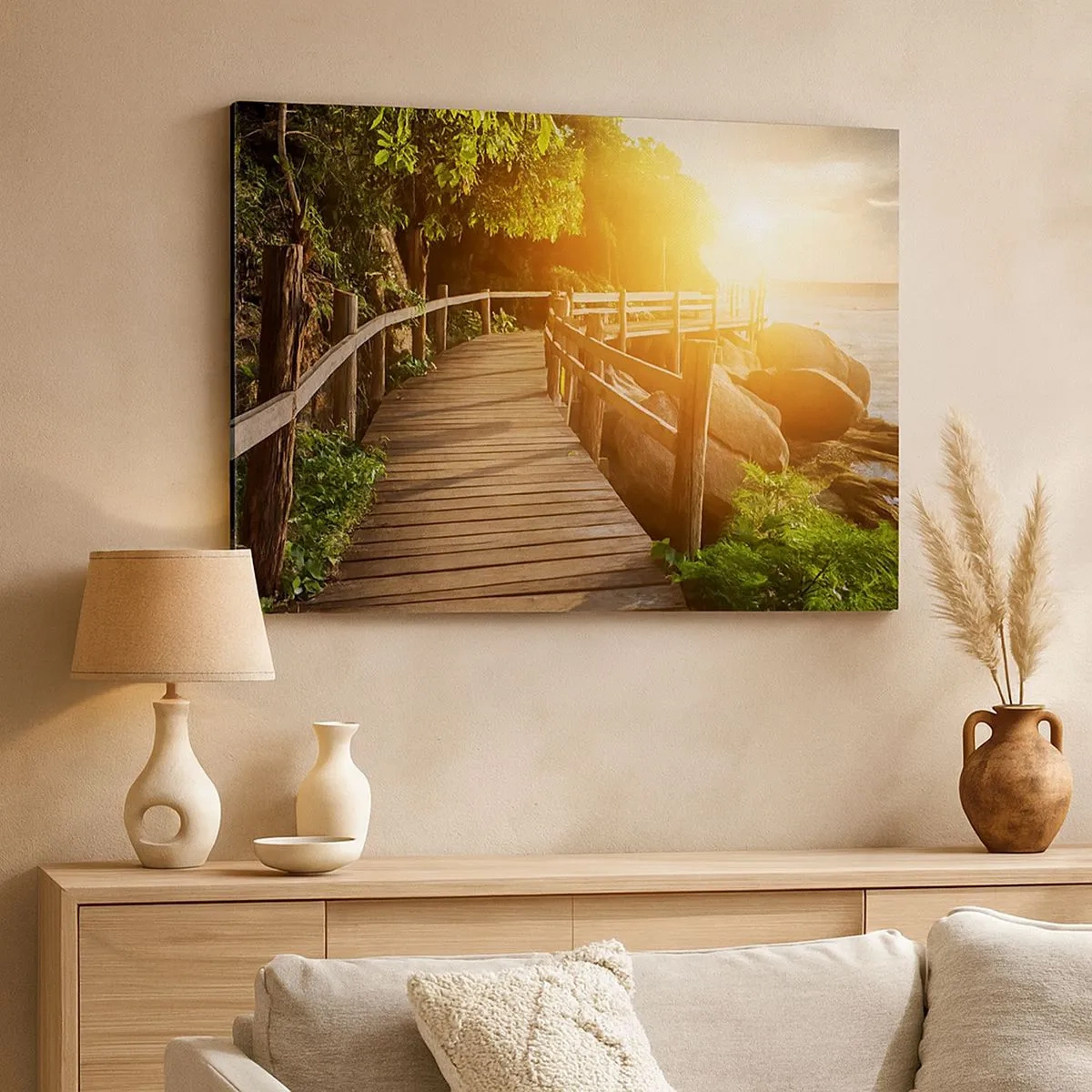 Impression sur toile - Image sur toile - Un pont en bois au milieu de la verdure menant à la mer sous les rayons du soleil - 70x50cm - Un autre tour, un autre miracle - Décoration murale moderne pour le salon et la chambre ARTTOR