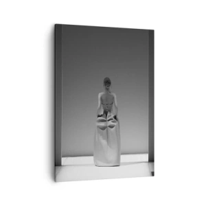 Impression sur toile - Image sur toile - Une peinture en noir et blanc avec une scène minimaliste d'une femme dans un espace géométrique. - 50x70cm - Simplicité raffinée - Décoration murale moderne pour le salon et la chambre ARTTOR