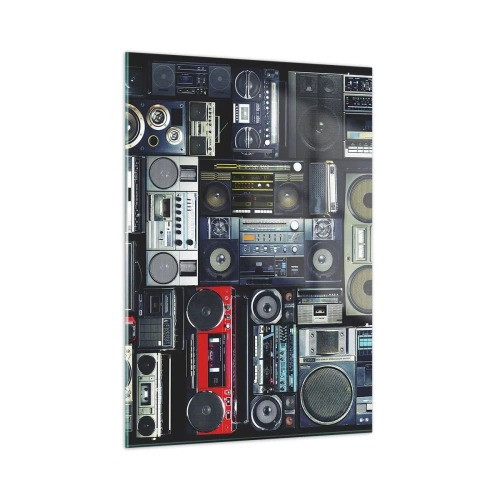 Impression sur verre - Image sur verre - Un collage de radios rétro et de magnétophones sur fond sombre. - 50x70cm - Nostalgie des années 80 - Décoration murale moderne pour le salon et la chambre ARTTOR