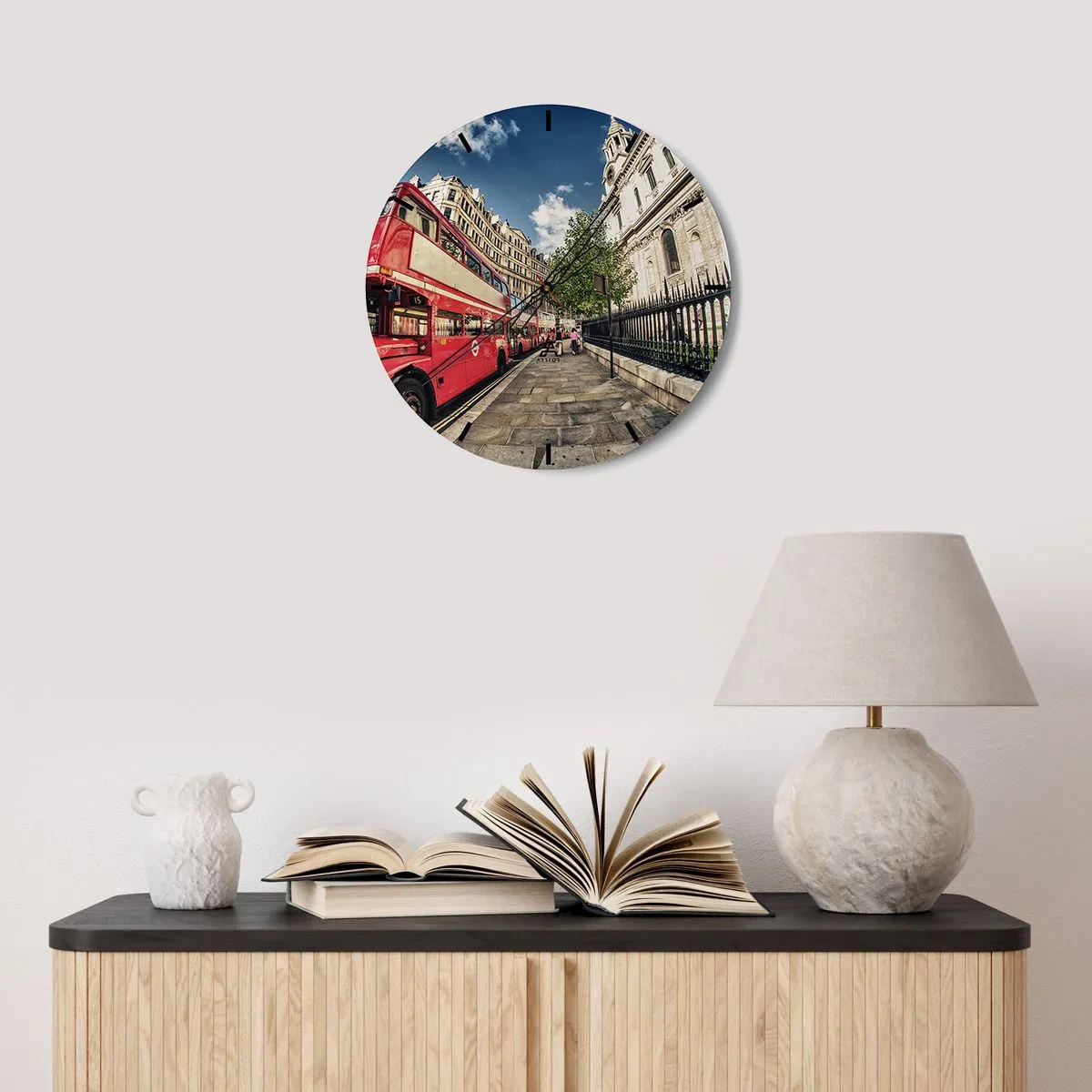 Horloge murale - Pendule murale - Rue de Londres en gris et rouge - 40x40 cm