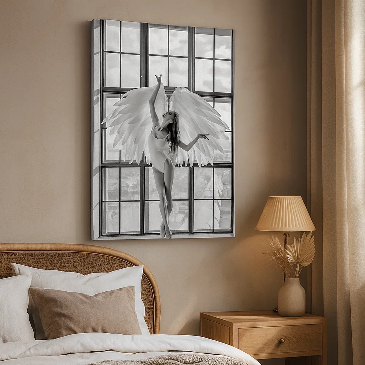 Impression sur toile - Image sur toile - Une femme avec des ailes d'ange sur fond de fenêtre de loft - 50x70cm - La ville des anges? - Décoration murale moderne pour le salon et la chambre ARTTOR