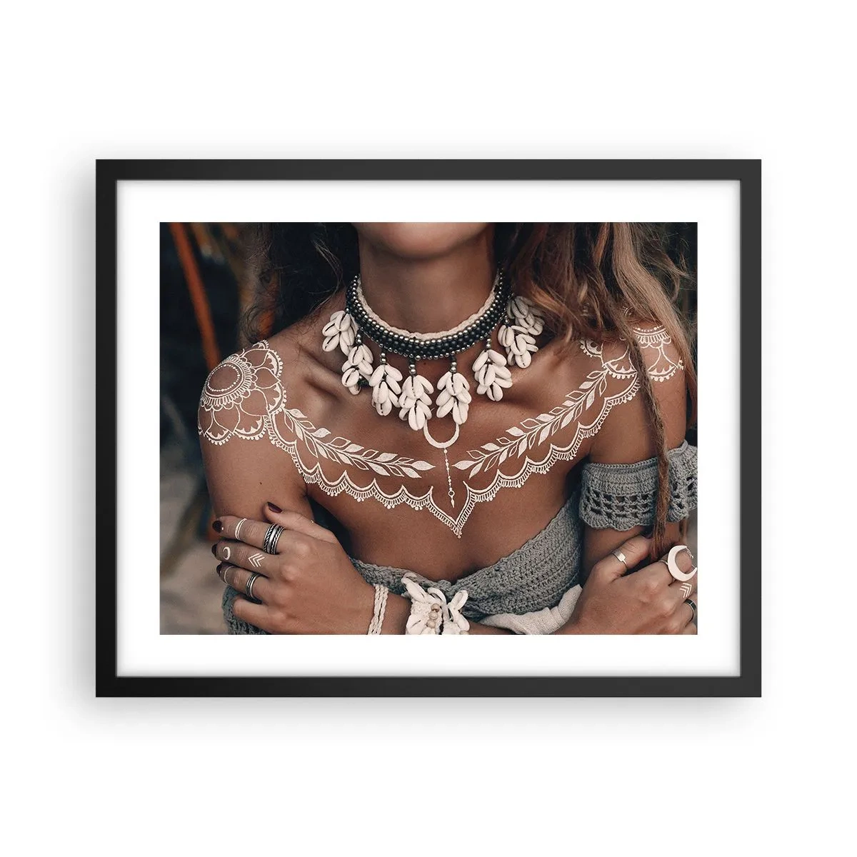 Affiche dans un cadre noir - Poster - Talismans, rituels de la féminité - 50x40 cm