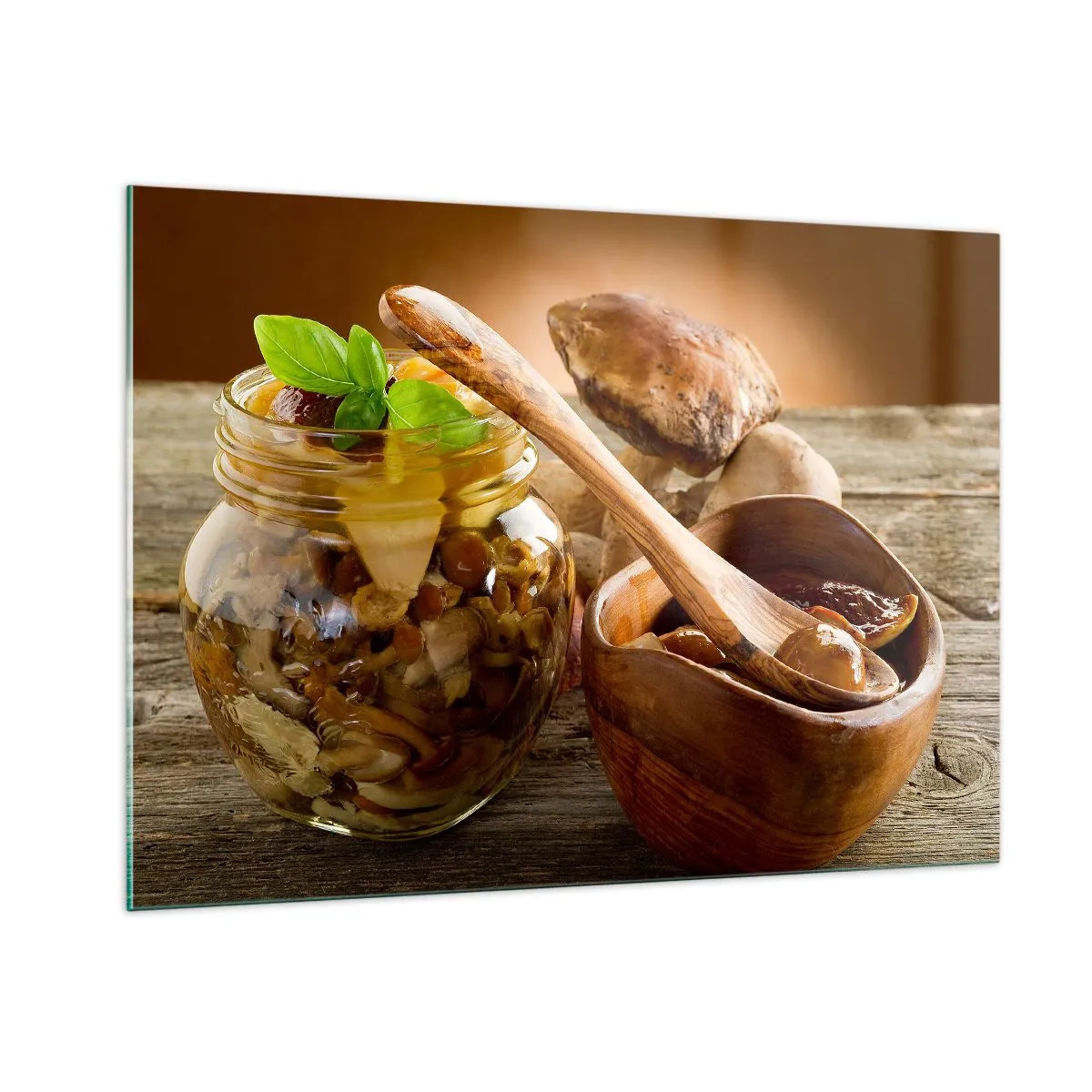 Impression sur verre - Image sur verre - Champignons marinés dans un bocal avec un bol en bois et des champignons sur la table en arrière-plan - 100x70cm - Que ce soit frais ou salé, ou en automne... - Décoration murale moderne pour le salon et la chambre