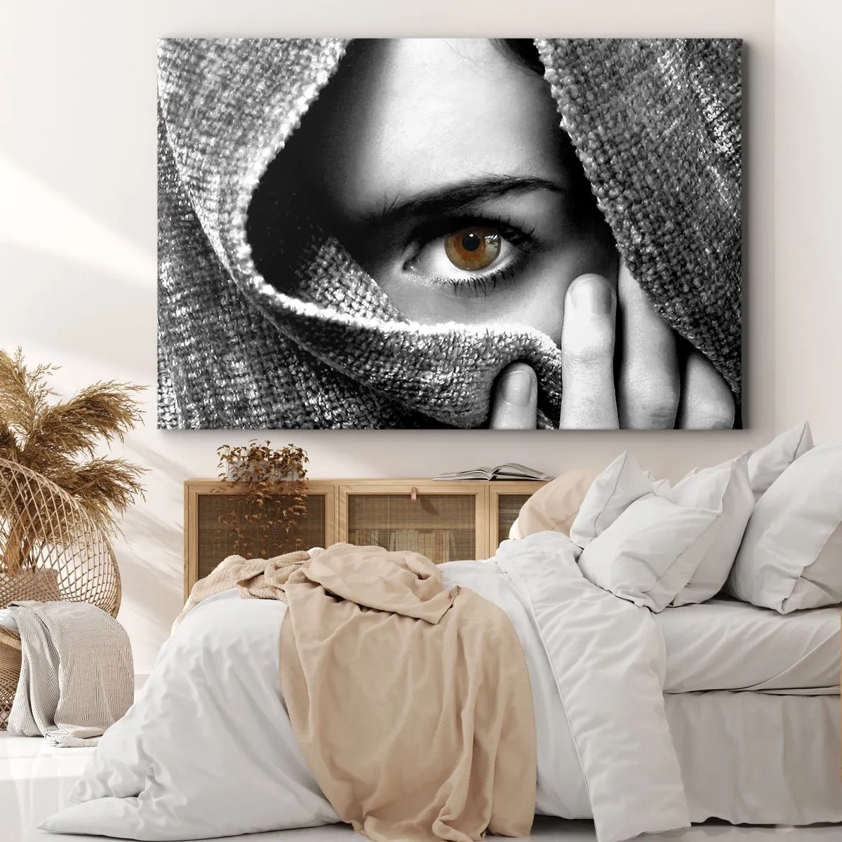 Impression sur toile - Image sur toile - Portrait d'une femme à l'oeil ambré recouvert d'un tissu aux tons gris. - 70x50cm - Apprenez le secret - Décoration murale moderne pour le salon et la chambre ARTTOR