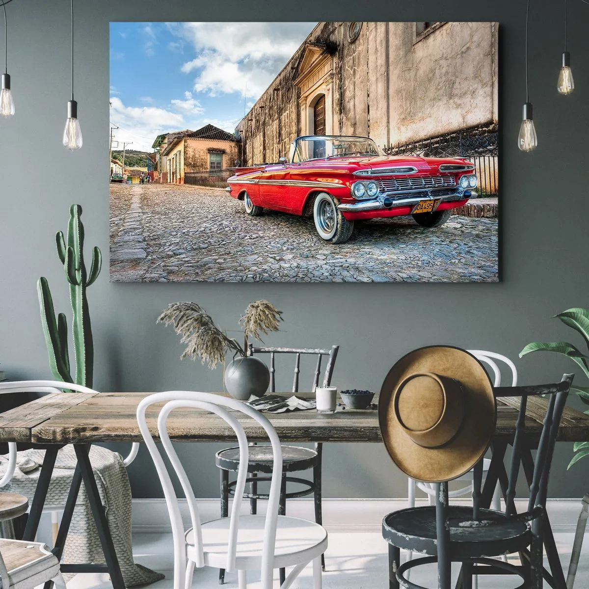 Impression sur toile - Image sur toile - Voiture classique rouge dans une rue pavée - 70x50cm - Émotions cubaines - Décoration murale moderne pour le salon et la chambre ARTTOR