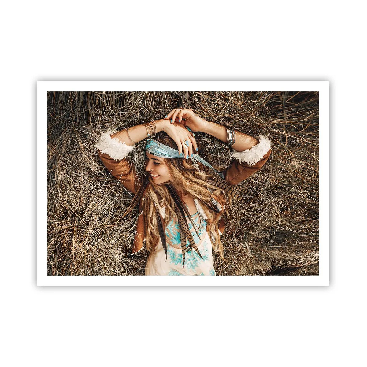 Affiche - Poster - Femme de style bohème allongée sur du foin - 100x70cm - En route vers les années d'amour - Décoration murale moderne pour le salon et la chambre ARTTOR