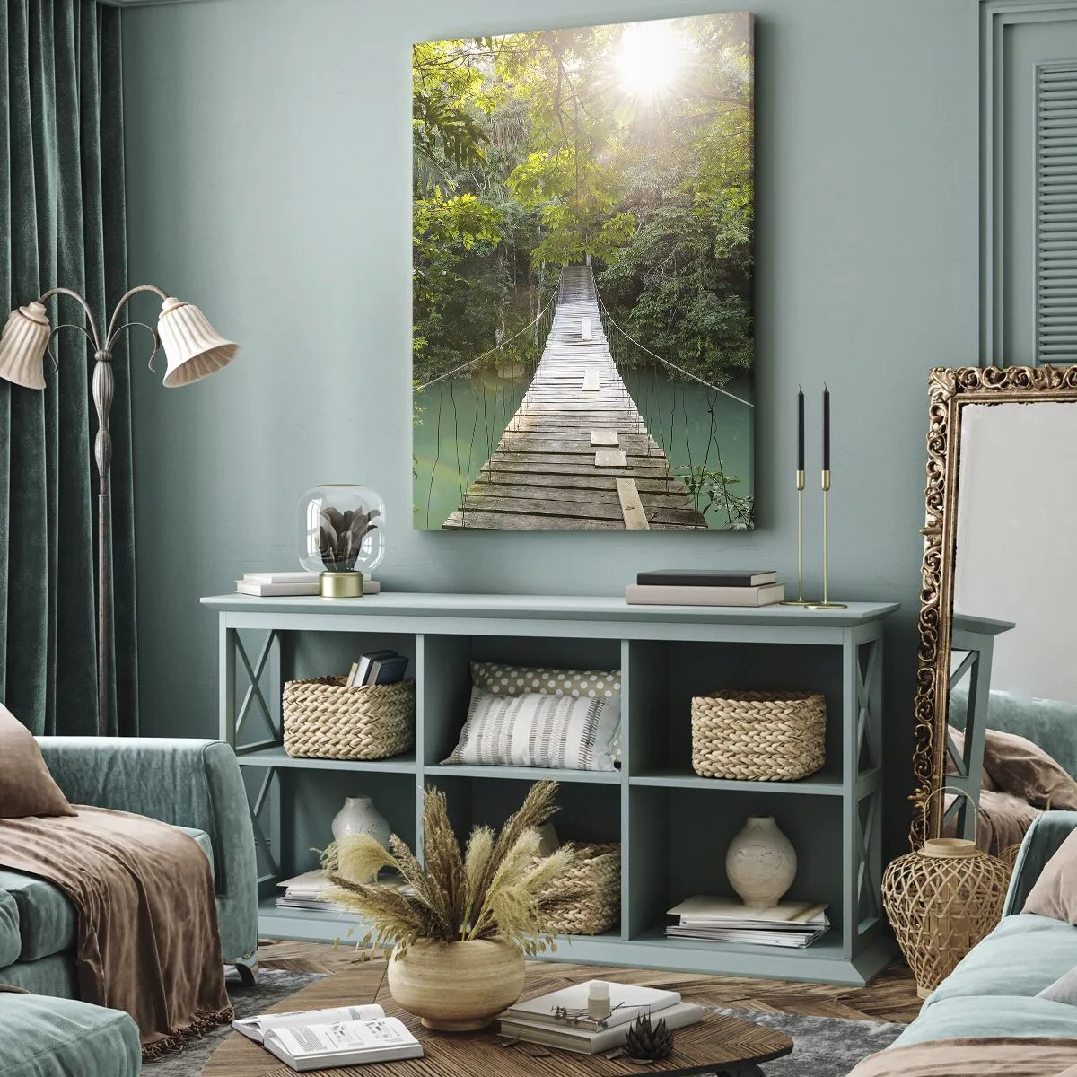 Impression sur toile - Image sur toile - Un pont suspendu dans une forêt tropicale illuminée par la lumière du soleil. - 70x100cm - De l'eau azur à la forêt azur - Décoration murale moderne pour le salon et la chambre ARTTOR