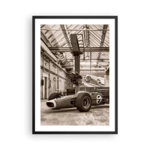 Affiche dans un cadre noir - Poster - Voiture de course emblématique dans un intérieur industriel - 50x70cm - Le repos du guerrier - Décoration murale moderne pour le salon et la chambre ARTTOR