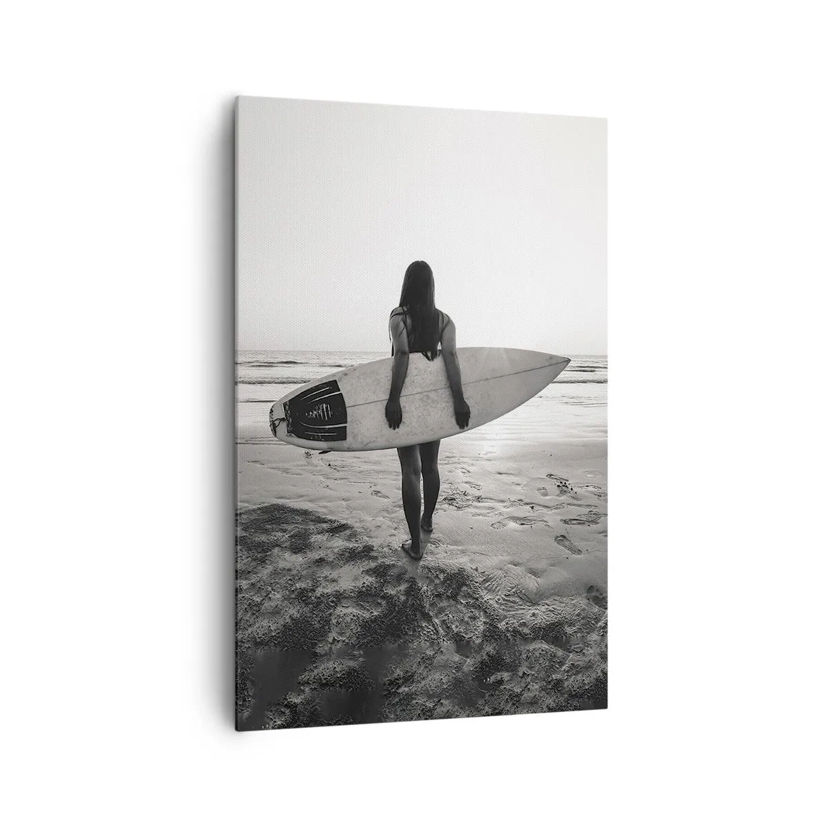 Impression sur toile - Image sur toile - Femme avec planche de surf sur la plage en noir et blanc - 80x120cm - Fille des vagues de la mer - Décoration murale moderne pour le salon et la chambre ARTTOR