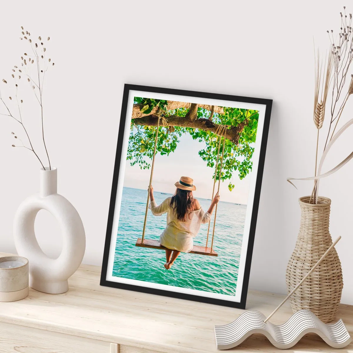 Affiche dans un cadre noir - Poster - Femme sur une balançoire au bord de la mer dans un décor tropical - 50x70cm - La vie est belle - Décoration murale moderne pour le salon et la chambre ARTTOR