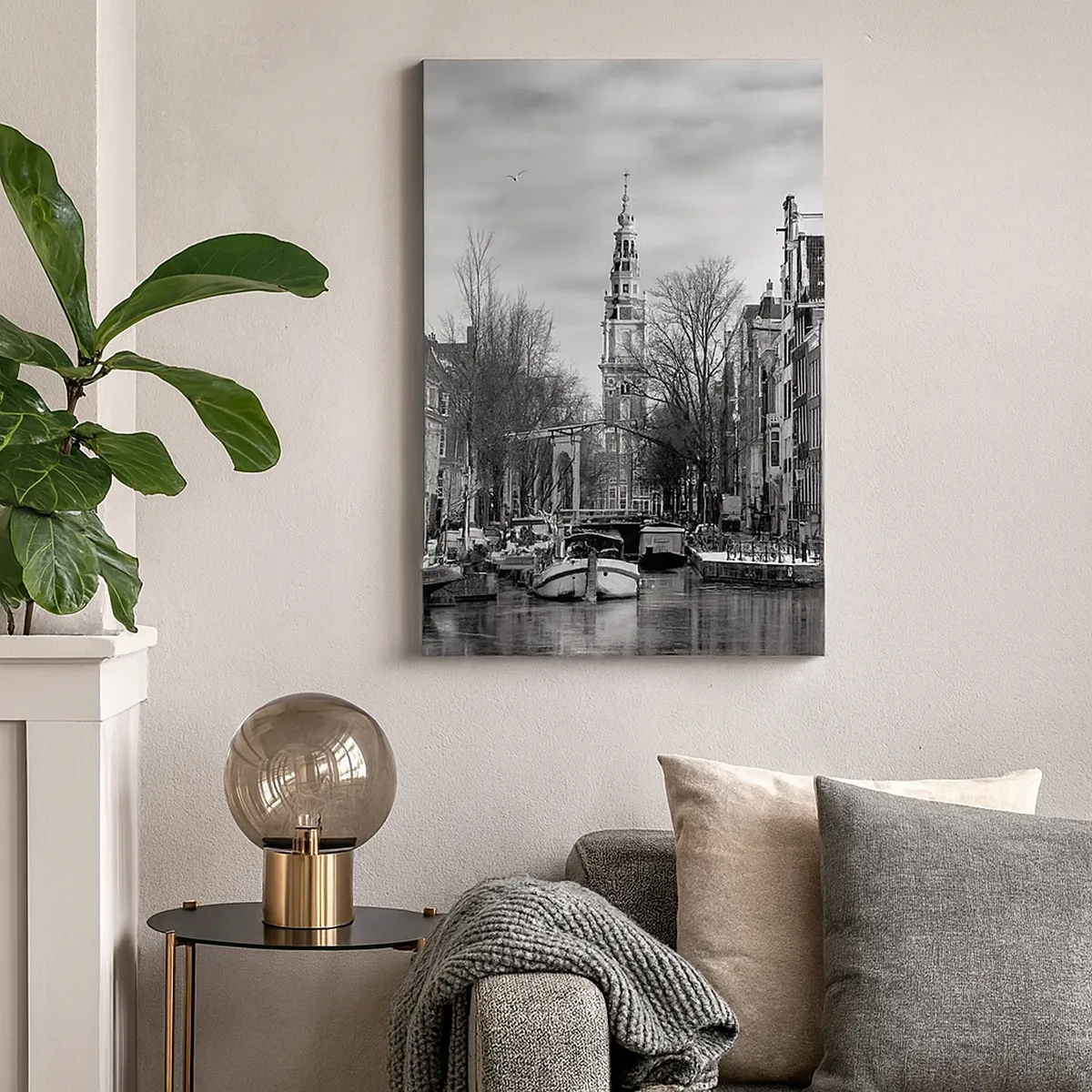 Impression sur toile - Image sur toile - Panorama noir et blanc d'Amsterdam avec canal et bâtiments historiques - 50x70cm - Climat d'Amsterdam - Décoration murale moderne pour le salon et la chambre ARTTOR